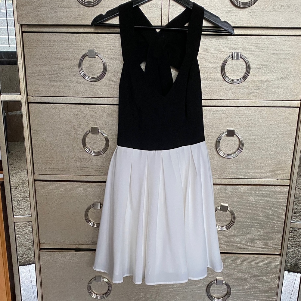 En Creme Elegant Black and White Backless Dress